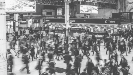 Bireylerin ve toplumun yaşadığı hızlı değişimler, teknolojik gelişmeler ve iş hayatındaki zorluklar, tükenmişlik sendromunu daha da ön plana çıkarıyor. Sosyolojik bir bakış açısıyla ele alındığında, bu sendromun sadece bireylerin değil, aynı zamanda toplumun genel dinamiklerinin bir yansıması olduğu görülebilir
