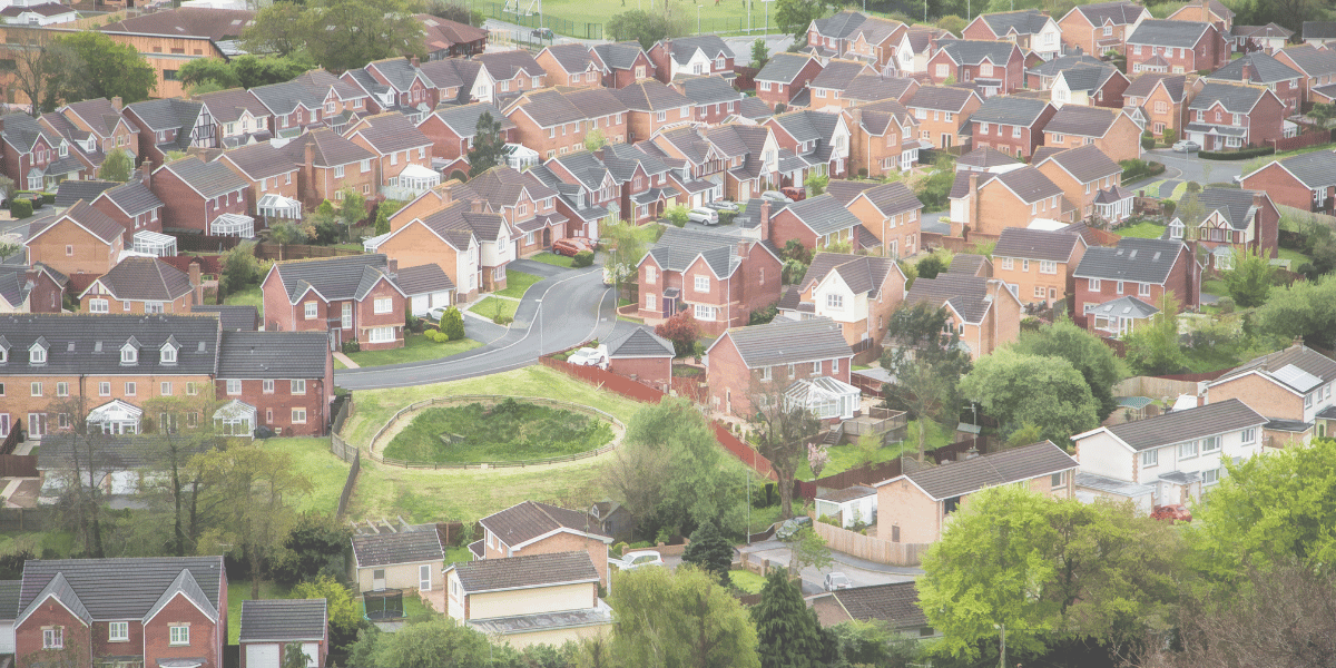 Bayram Coşkusunun Gölgesinde Çocuk İşçilerin Unutulmuşluğu (20) Barınma sorunu sadece ülkemizde değil, dünyada da gündemde olan bir konu. Bir yandan kiracılar ile ev sahipleri arasında yaşanan tatsız olaylara tanıklık ediyor, diğer yandan sahil kenarında viskisini yudumlayan sonradan görmelerin maddi yarışlarını izliyorum. “Şekerim, biz de geçenlerde oradan bir daire aldık”.  Kiracı olmanın çilesi bitmez. Eşyaları yeni yerleştirmişken ansızın toplamak zorunda kalmak; alıştığın çevreyi kendi isteğinin dışında bırakmanın can sıkıcılığı bir yana elinde avucunda duran tüm parayı taşınma masrafına harcamak, yeni bir ev aramanın beyin olarak ve bedenen verdiği yorgunluk, üstelik bunun son kez yaşanmadığını da bilmektir kiracı olmak. Hayat boyu çalışıp kendine ait dört duvar alamamanın çaresizliğidir, ev sahibinin ağzından çıkacak bir rakam ile hayatını sil baştan düzenlemek, can kırıklarına cam kırıkları da eklenmesin diye eski bir alışkanlıkla gazete kağıtlarını ve karton kolileri istemsizce biriktirmektir.  Kiracılığı da ev sahipliğini de yaşamış biri olarak söyleyebilirim ki; biz eskiden evleri barınma amaçlı olarak kullanırdık. Şimdi karşımda üç beş sonradan görme aldıkları daireleri sosyal statü adına kartvizit olarak kullanıyorlar. Sahi, ne üretir bunlar? Ne üretirler de bizlerin çalışarak, emek harcayarak ömür boyu sahip olamadığımız ya da şans eseri sahip olduğumuz evlerle oynarlar? Eskiden üretmeyen ve hayatında maddiyattan başka bir beklentisi olmayan, elleri nasır tutmamış, uykusuzluktan gözleri ayakları şişmemiş, pahalı parfümleri ve dudak boyaları ile hiç canı yanmamış gibi duran bu kadınlara “oyuncak bebek” gözüyle bakardım. Şimdi görüyorum ki, onlar şehirleri lunapark yapmış ve oynuyorlar. Şehirlerde duran yüzbinlerce boş ev… Öte yandan yatırım yaptıkları için onları suçlamaya hakkım var mı? Onu da bilmiyorum. Tek bildiğim Barınmanın hala insan haklarından biri olduğu.